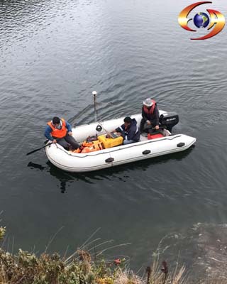 Batimetría en bote sobre laguna