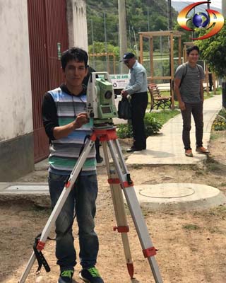 Topógrafo con estación total en obra