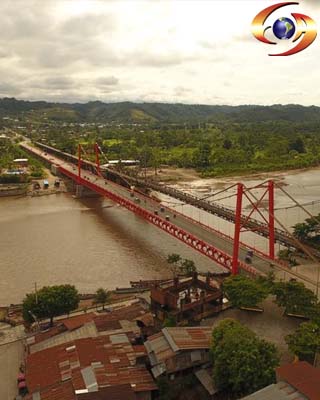 Vista aérea de puente sobre río